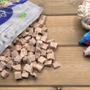 1 kg (5 x 200 g) Lyra Pet® Entenbrustwürfel gefriergetrocknet in 30 L Tonne